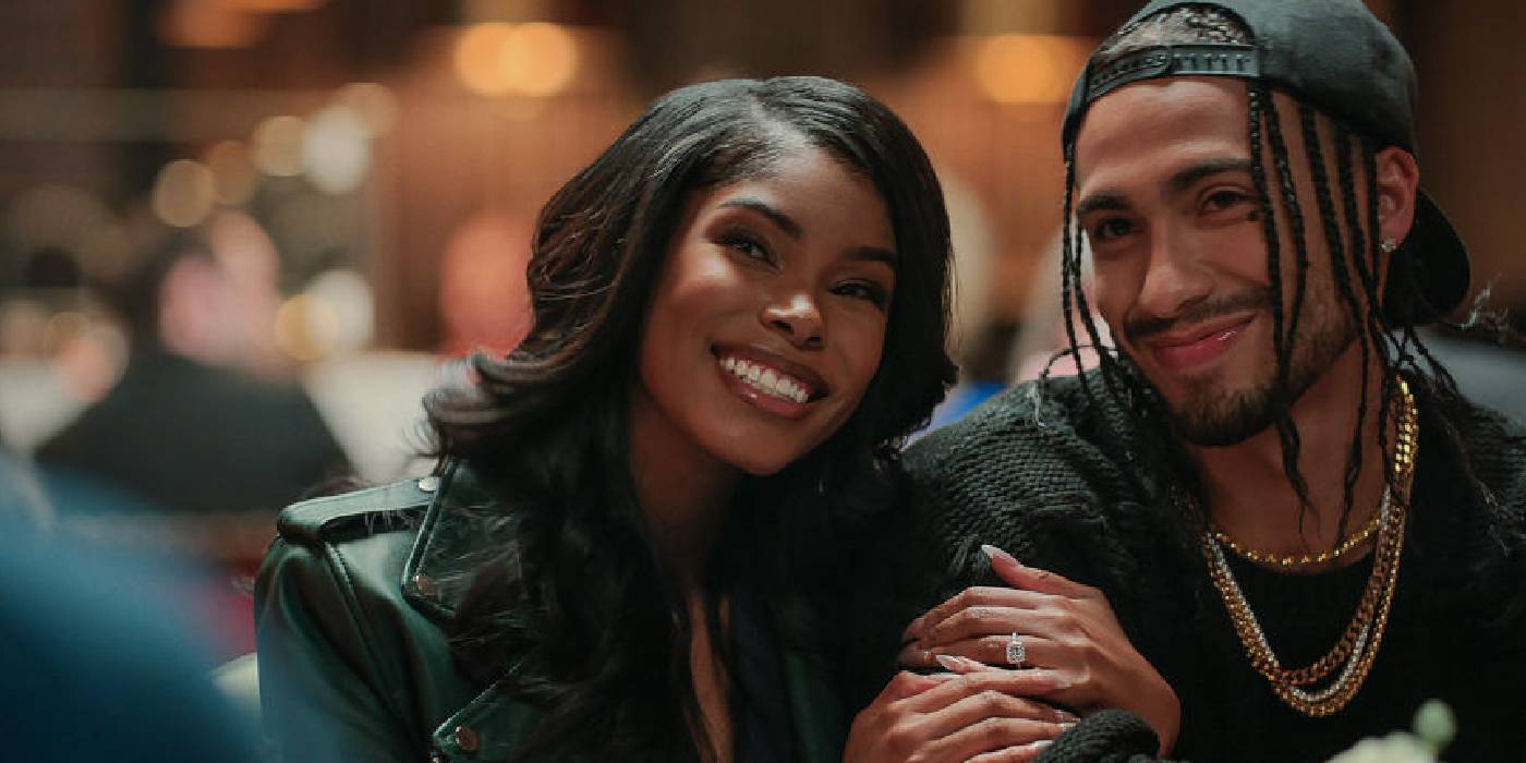 Диамнд Уайт держит Завиера, когда Тиффани улыбается в фильме "Свадьба Madea: Путешествие"