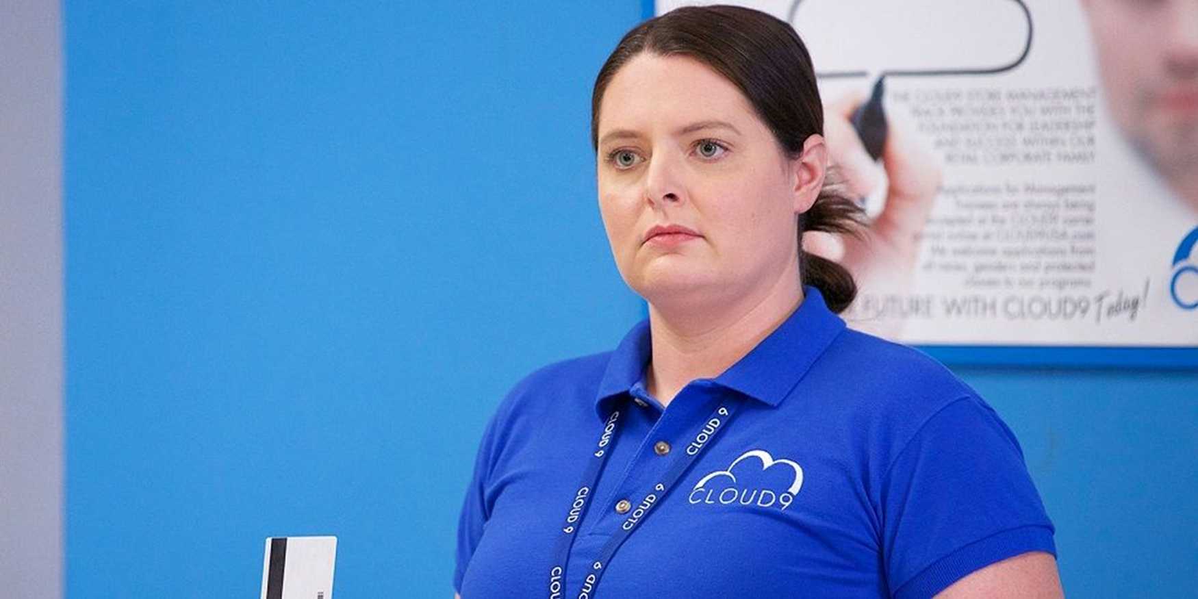 Дина в комнате отдыха в "Суперсторе"