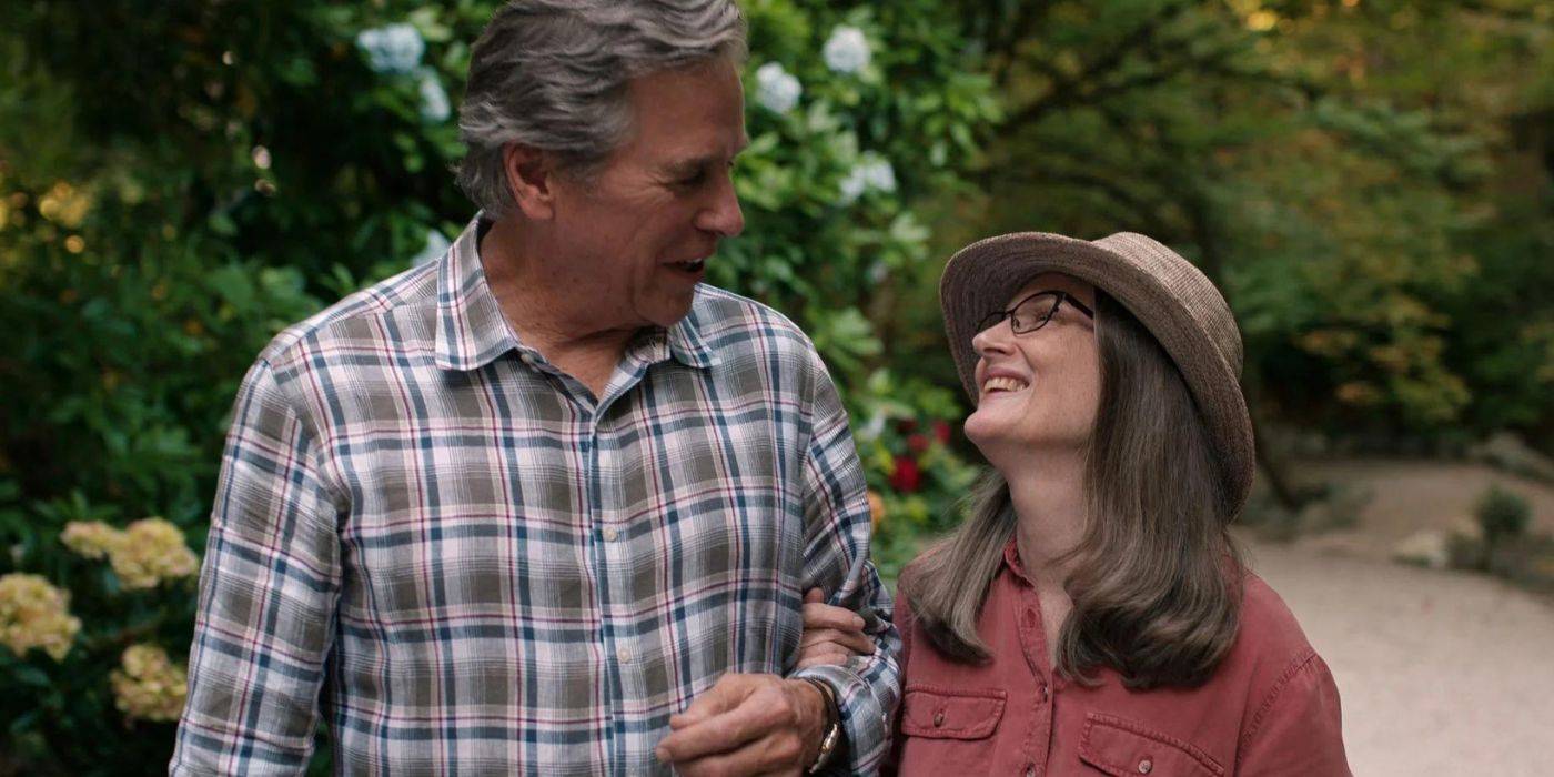 Док и Хоуп идут рука об руку и смеются в Virgin River