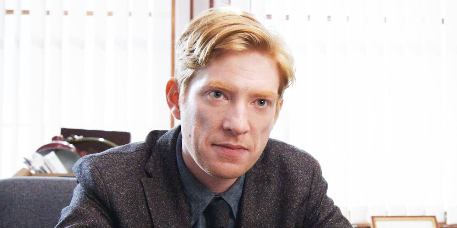 Домнал Глисон смотрит в камеру в "The Paper"