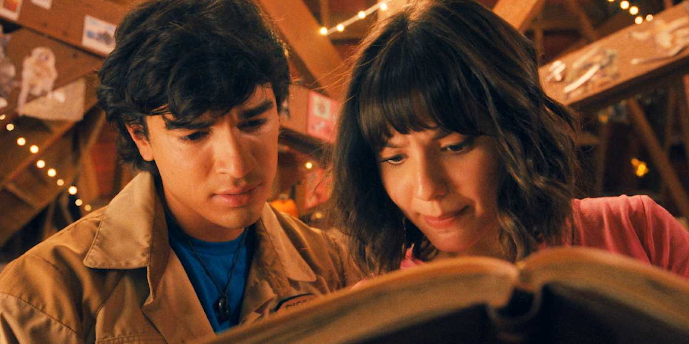 Дора и Диего смотрят на книгу в "Дора и поиск Соль-Дора"