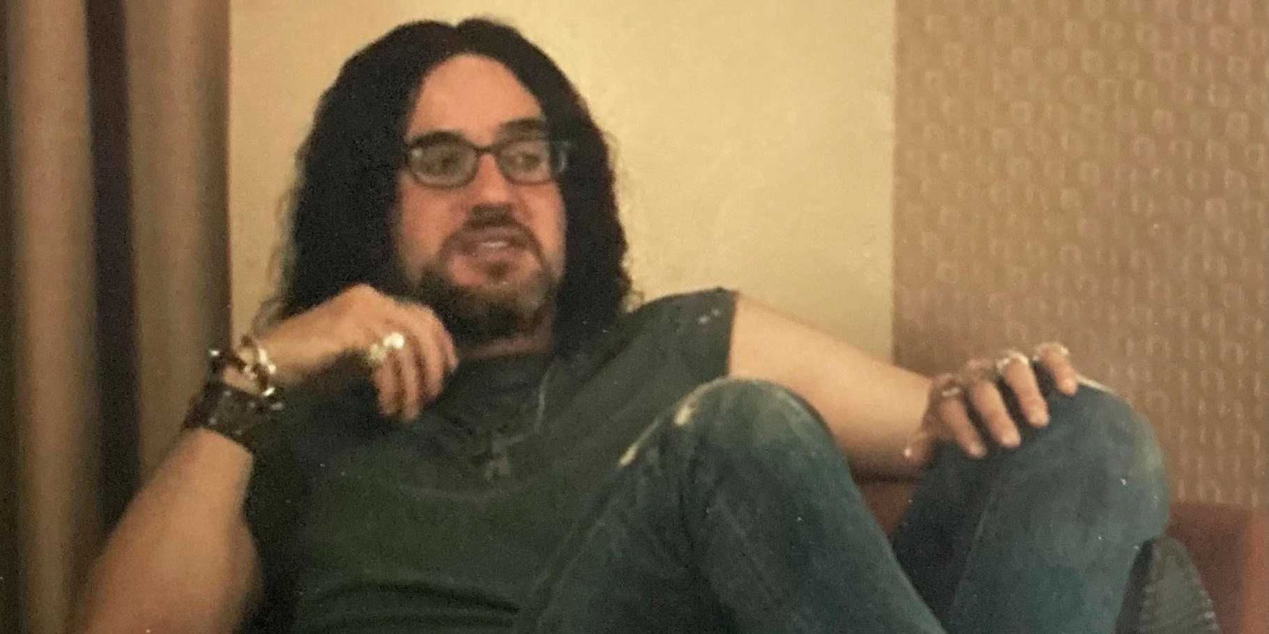 Доги, сидящий в своей гостиной в "Проклятии"