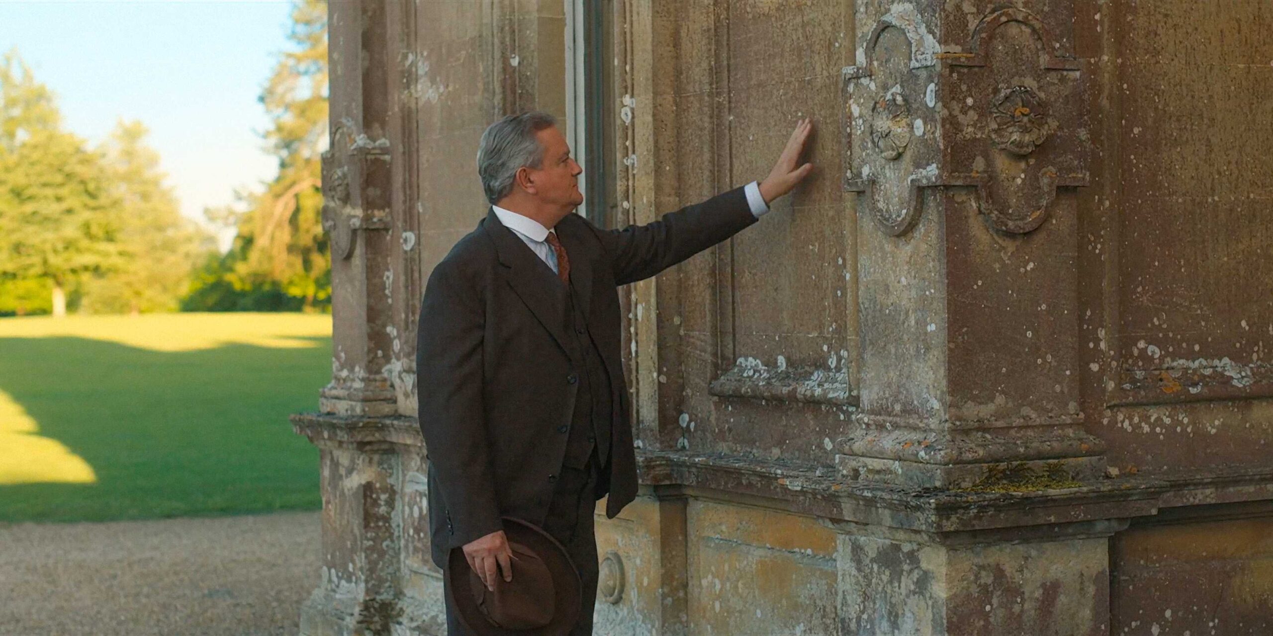 Роберт прижимает руку к стене аббатства в "Downton Abbey: The Grand Finale"