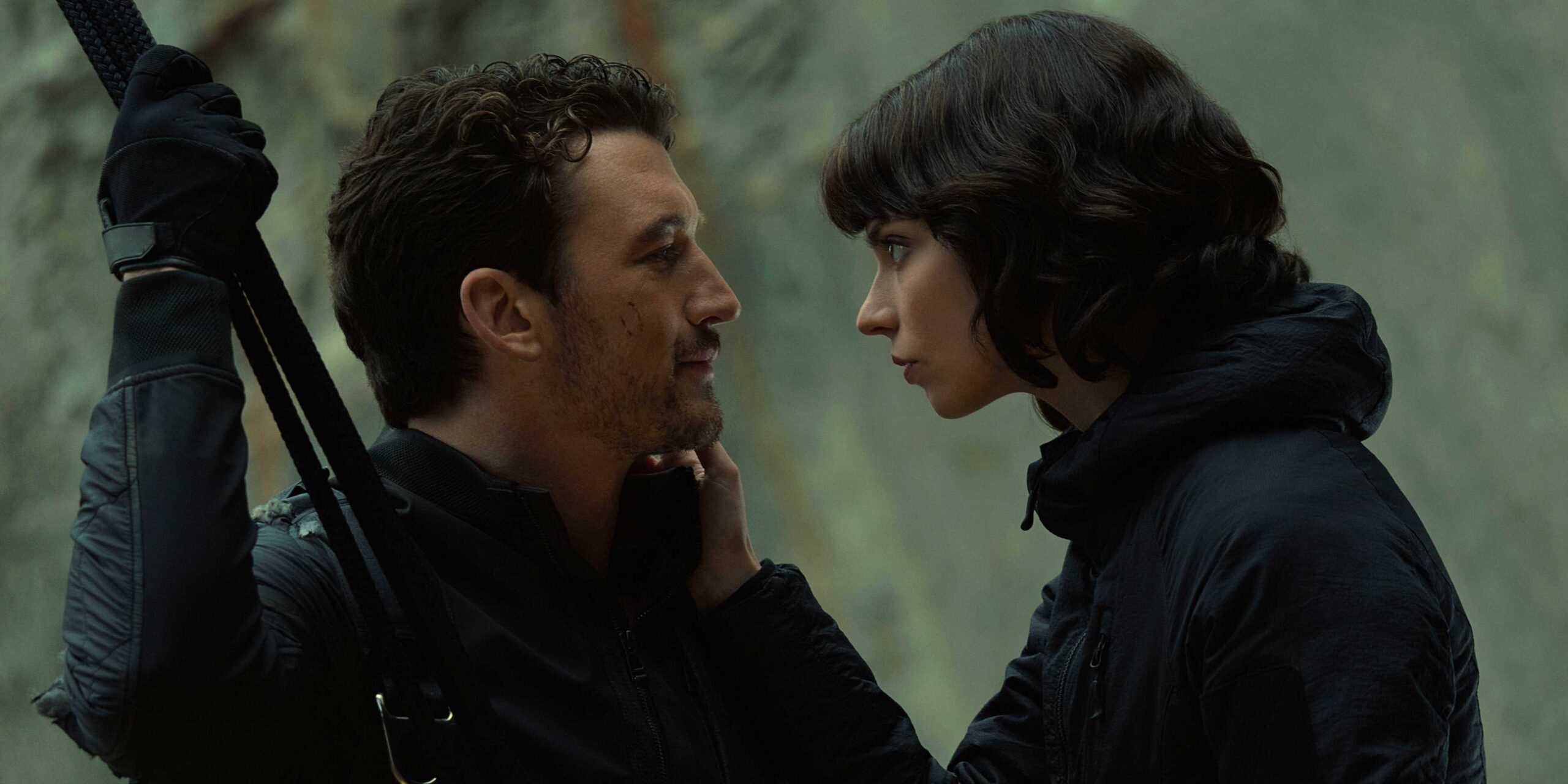 Драса пристально смотрит на Леви, когда тот дарит ей легкую улыбку в The Gorge