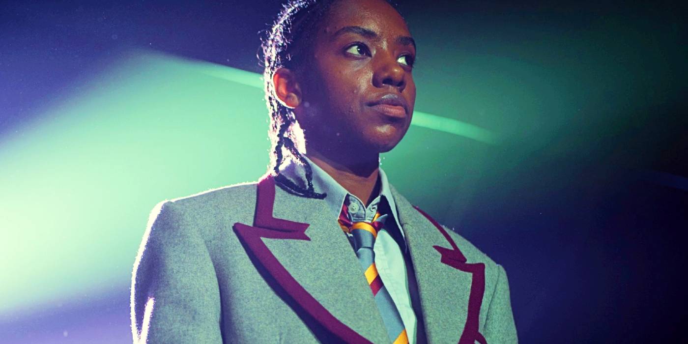 Кей в школьной форме, стоящая под софитами в 3-м сезоне *Sex Education*