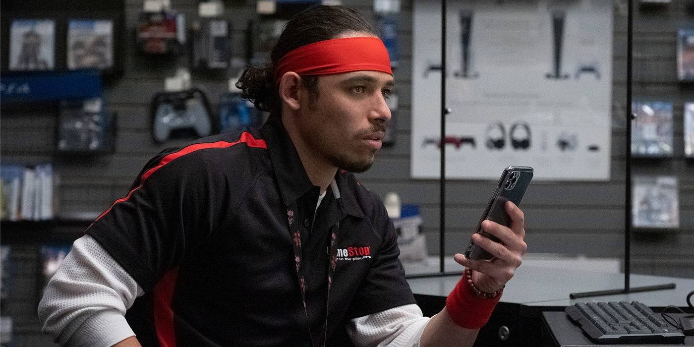 Энтони Рамос разговаривает по телефону в фильме "Dumb Money".