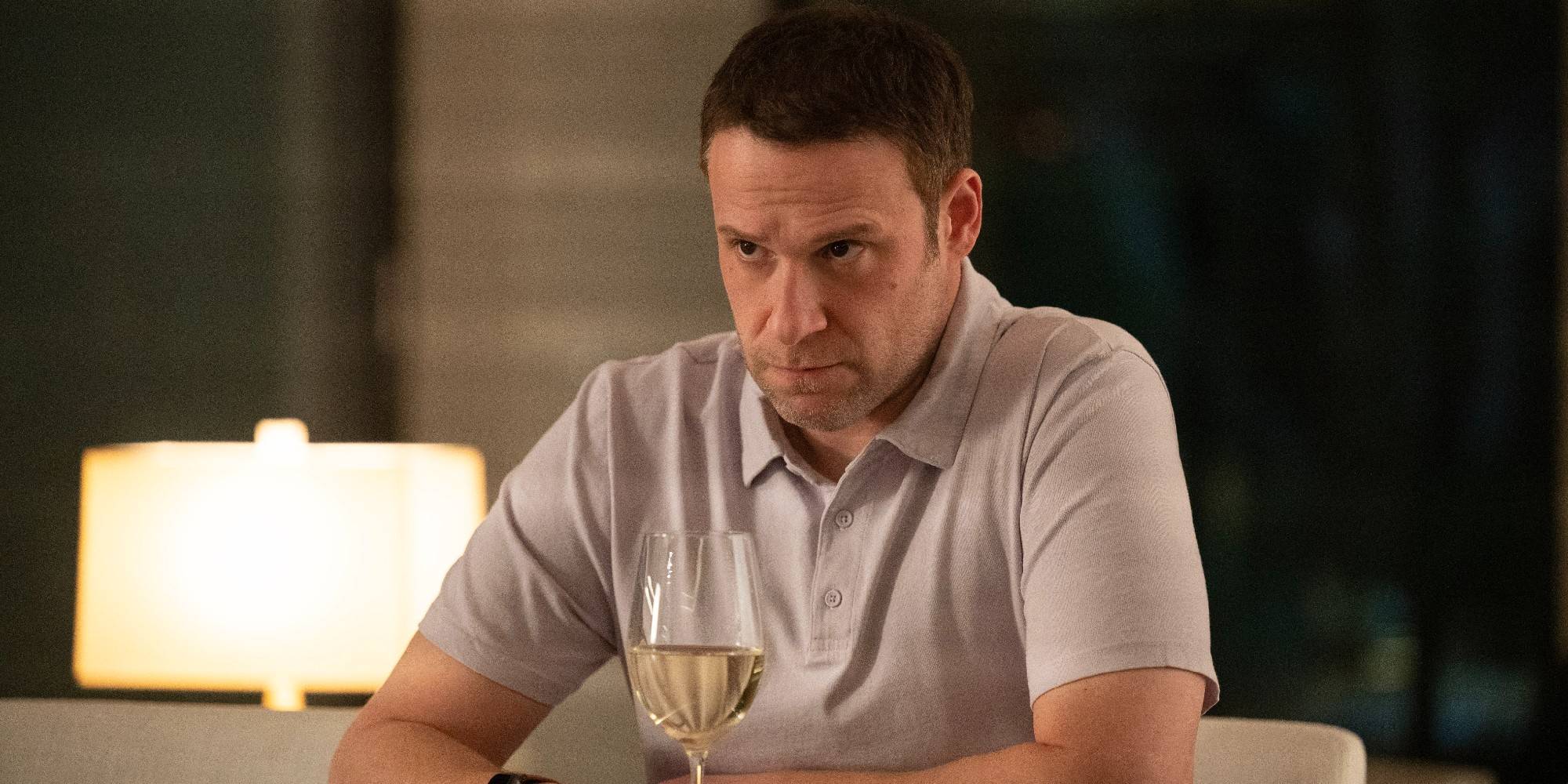 Сет Роген пьет вино в Dumb Money