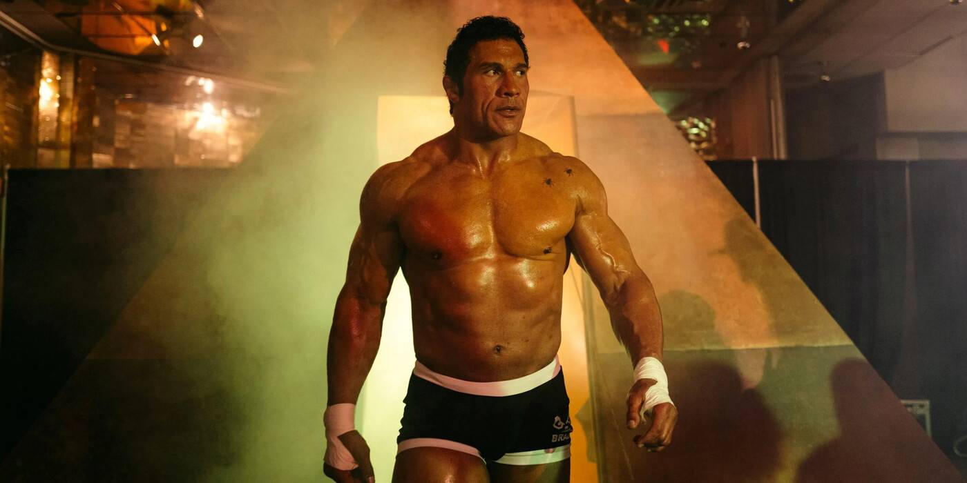 Марк Керр, сыгранный Дуэйном Джонсоном, входит на арену в The Smashing Machine