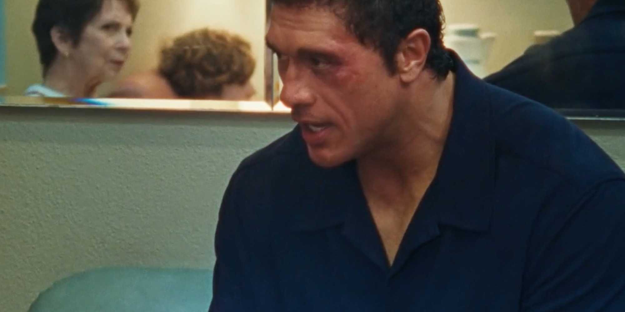 Двейн Джонсон в фильме "The Smashing Machine" в кабинете врача