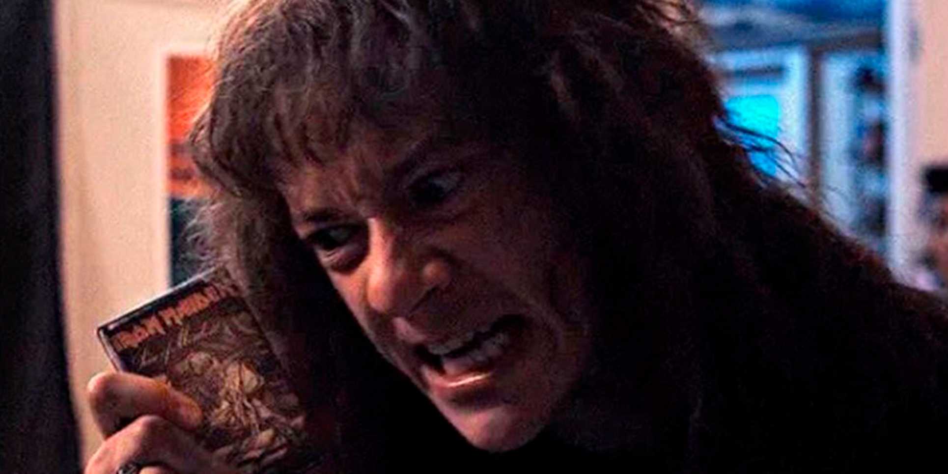 Эди с кассетой Iron Maiden в «Очень странные дела»