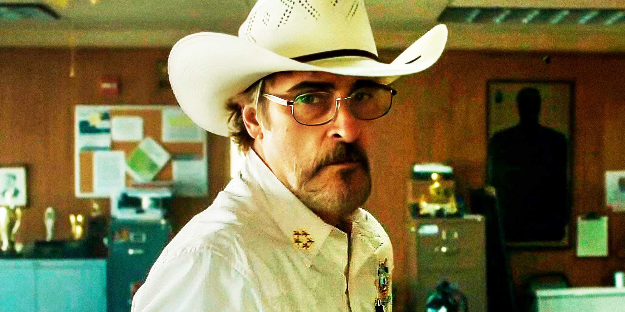 Хоакин Феникс смотрит на что-то в "Эддингтоне"