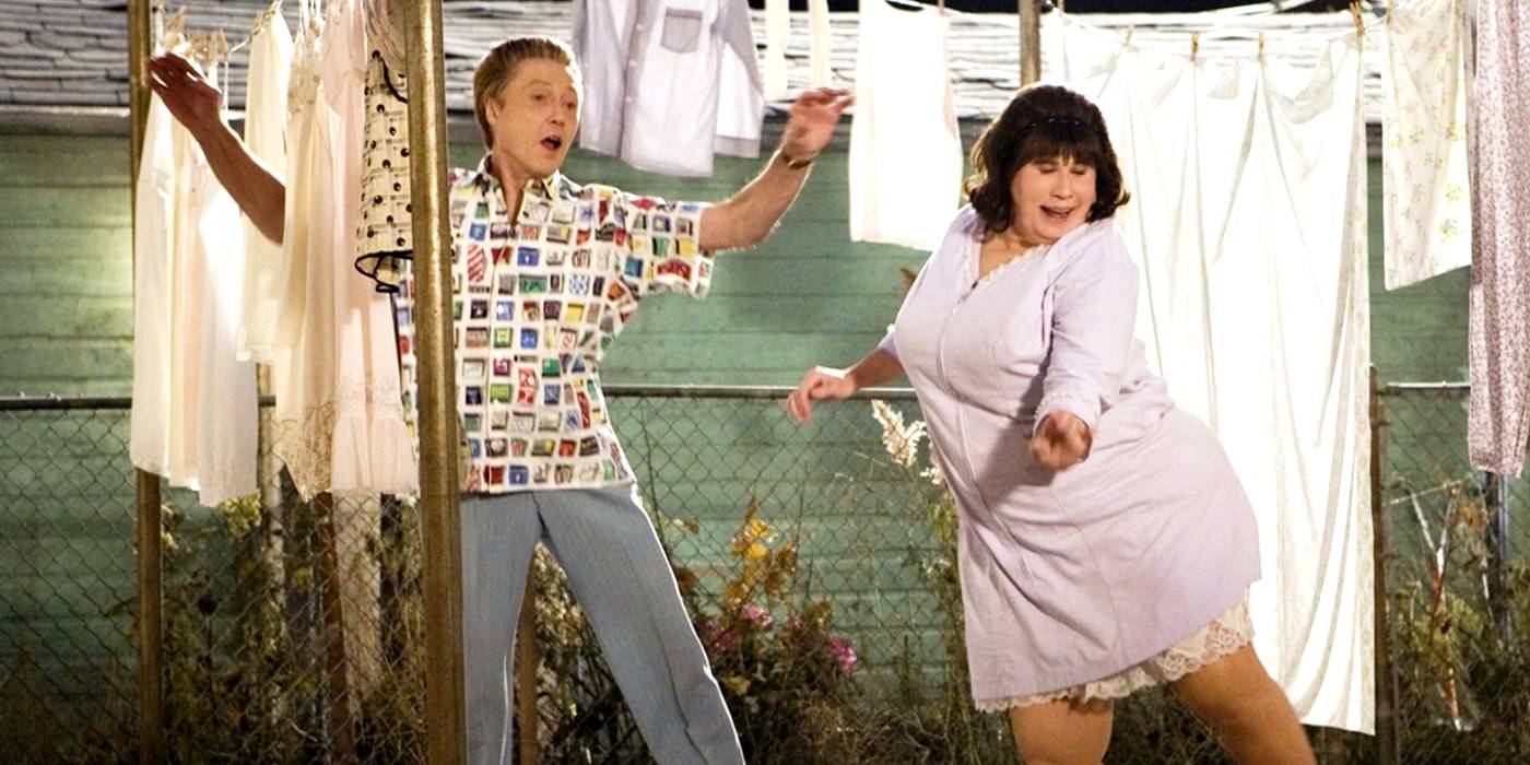 Эдна и Уилбур Тернблад танцуют в Hairspray