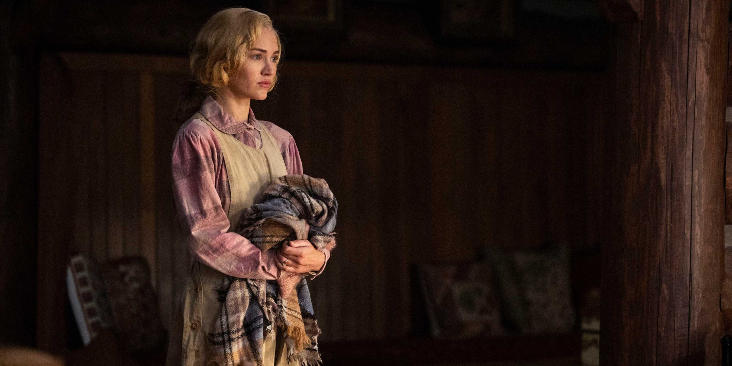 Элизабет Даттон с одеялом в 2 сезоне "1923"