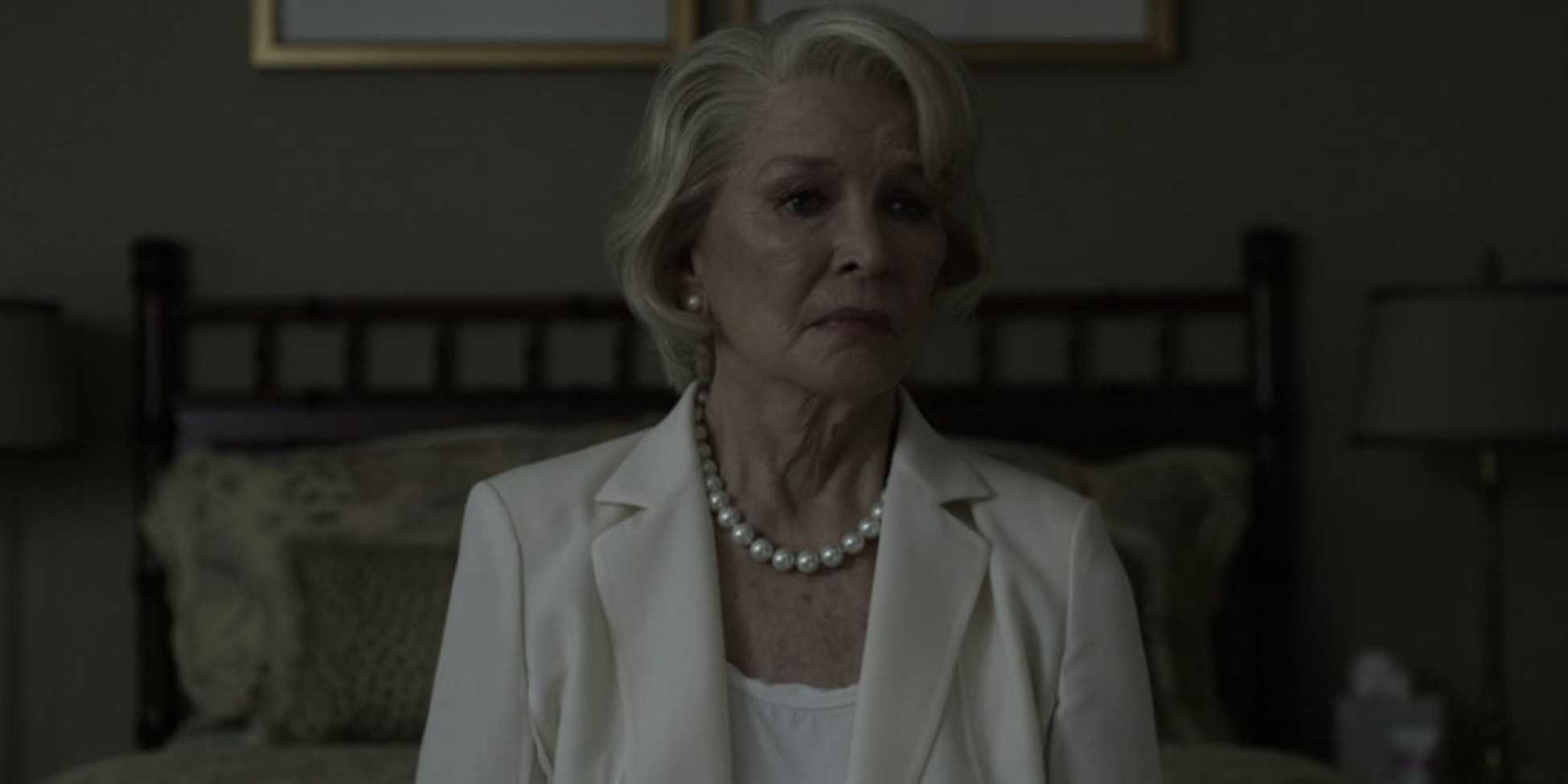 Эллен Бёрстин сидит в кровати в House of Cards