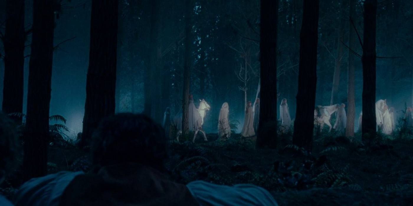 Эльфы, идущие по лесу в "Властелине колец: Братство Кольца".