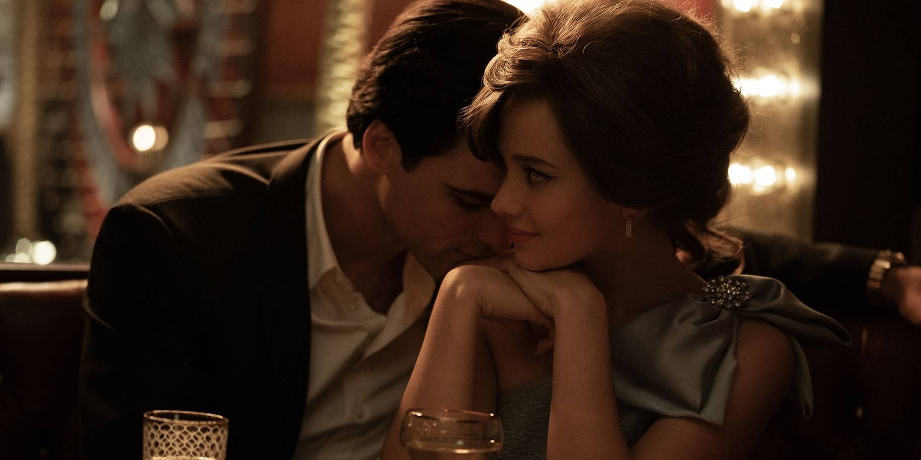 Элвис и Присцилла обнимаются в "Присцилле"