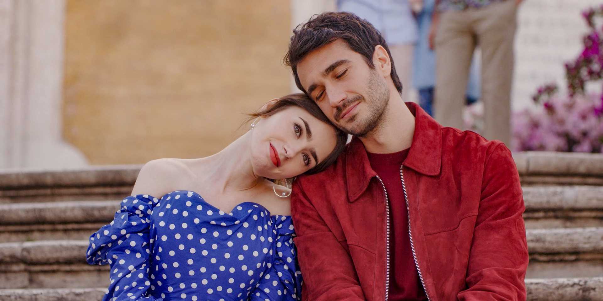 Эмили (Лили Коллинз), опирающаяся на плечо Марсело (Эугенио Франческини), наслаждающаяся своими днями в Риме в "Эмили в Париже" Сезон 4, Эпизод 9