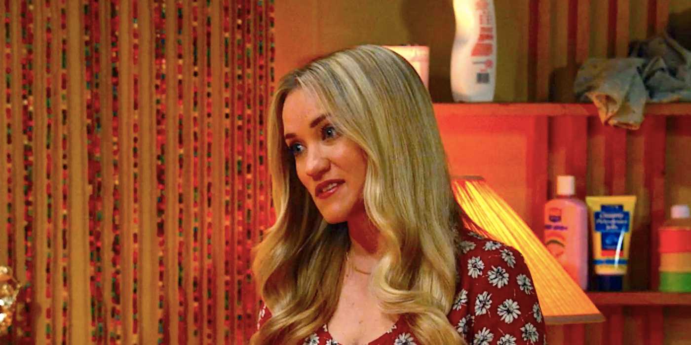 Мэнди из "Georgie & Mandy's First Marriage", Эмили Осмент, выглядит обеспокоенной в детской комнате