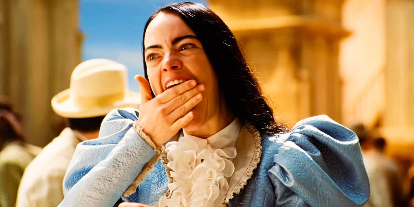 Эмма Стоун агрессивно ест в "Poor Things"