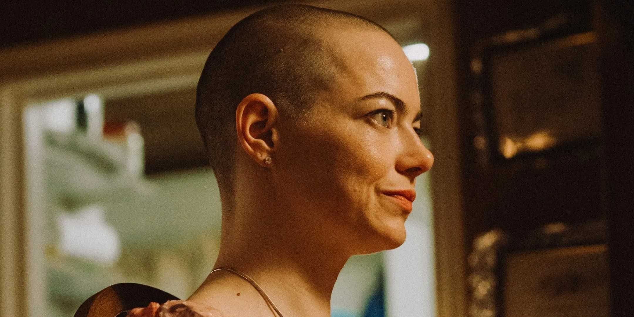 Эмма Стоун с бритой головой для Bugonia