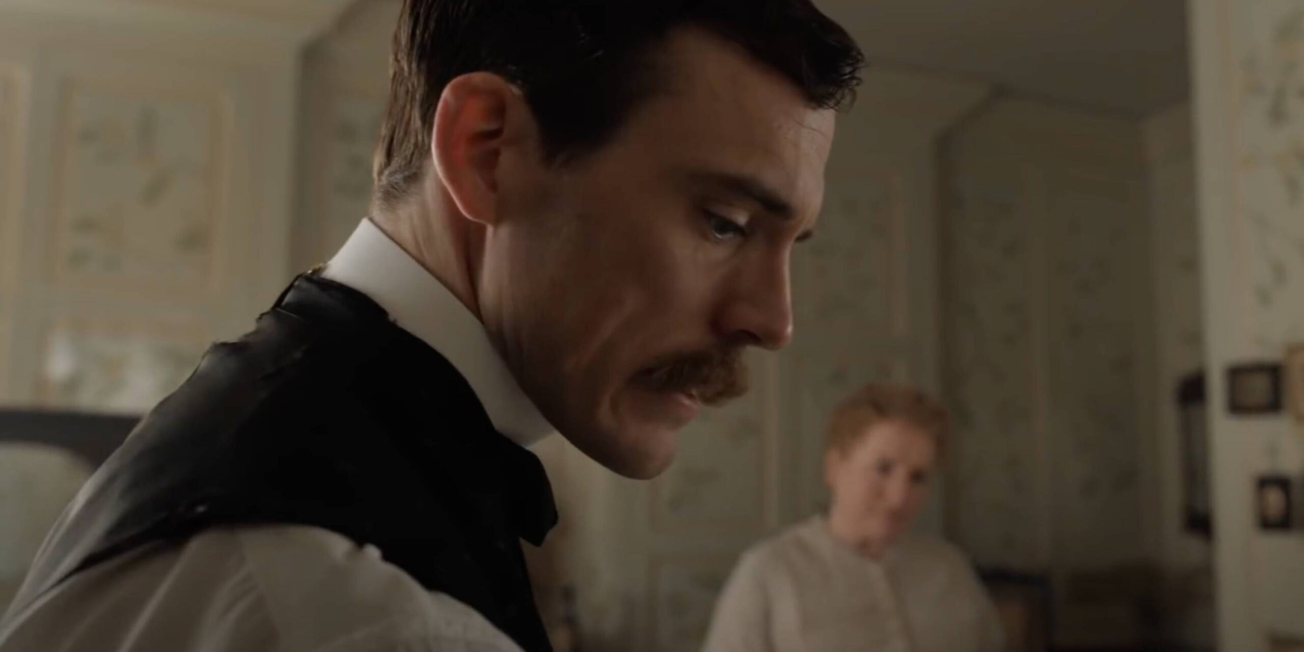 Сэм Клаффин в роли Майкрофта Холмса в "Энола Холмс" на Netflix