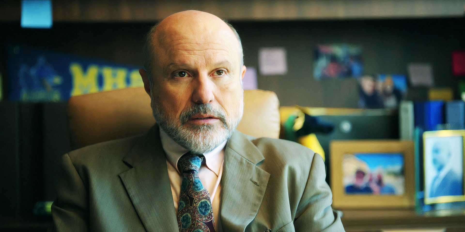 Энрико Колантони в роли Гранта Моретти, директора, слушает в недоумении в 1 сезоне сериала "English Teacher", 1 эпизод