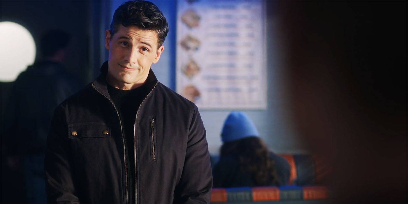 Энвер Джока как Джозеф, слегка улыбающийся в Resident Alien 2-м сезоне