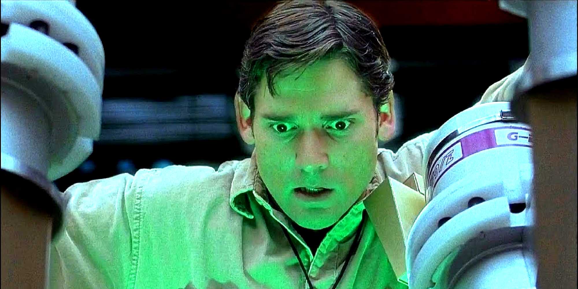 Брюс Бэннер, сыгранный Эриком Баной, подвергается воздействию гамма-излучения в фильме "Халк" режиссера Энга Ли (2003)