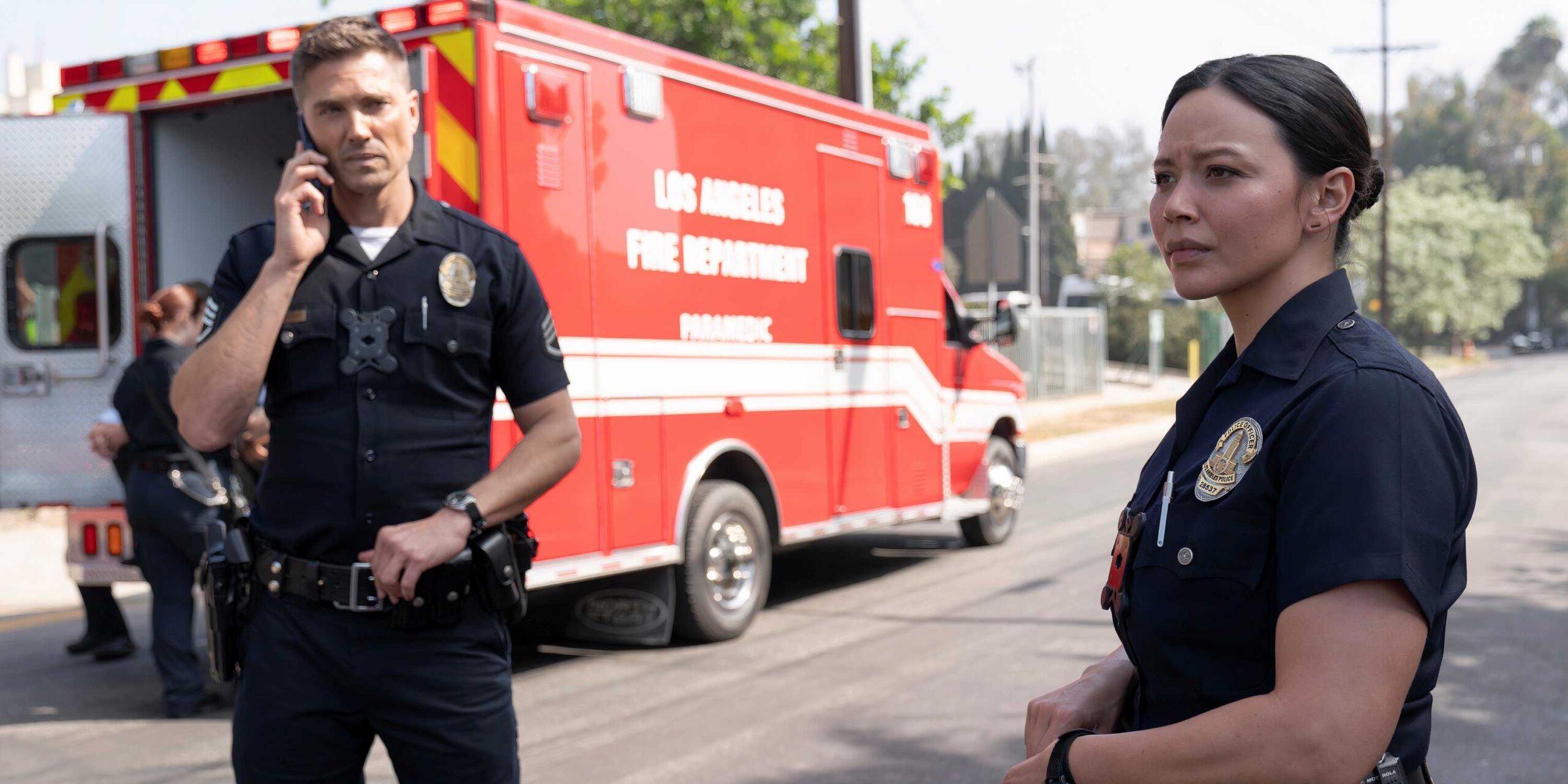 Эрик Уинтер в роли Тима Брэдфорда и Мелисса О'Нил в роли Люси Чен в 7-м сезоне сериала "The Rookie", 11-й эпизод