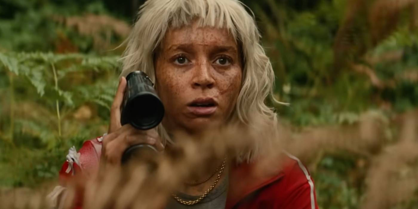 Эрин Келлиман в роли Джимми Инк, испуганная и держащая бинокль в фильме *28 лет спустя: Храм костей*