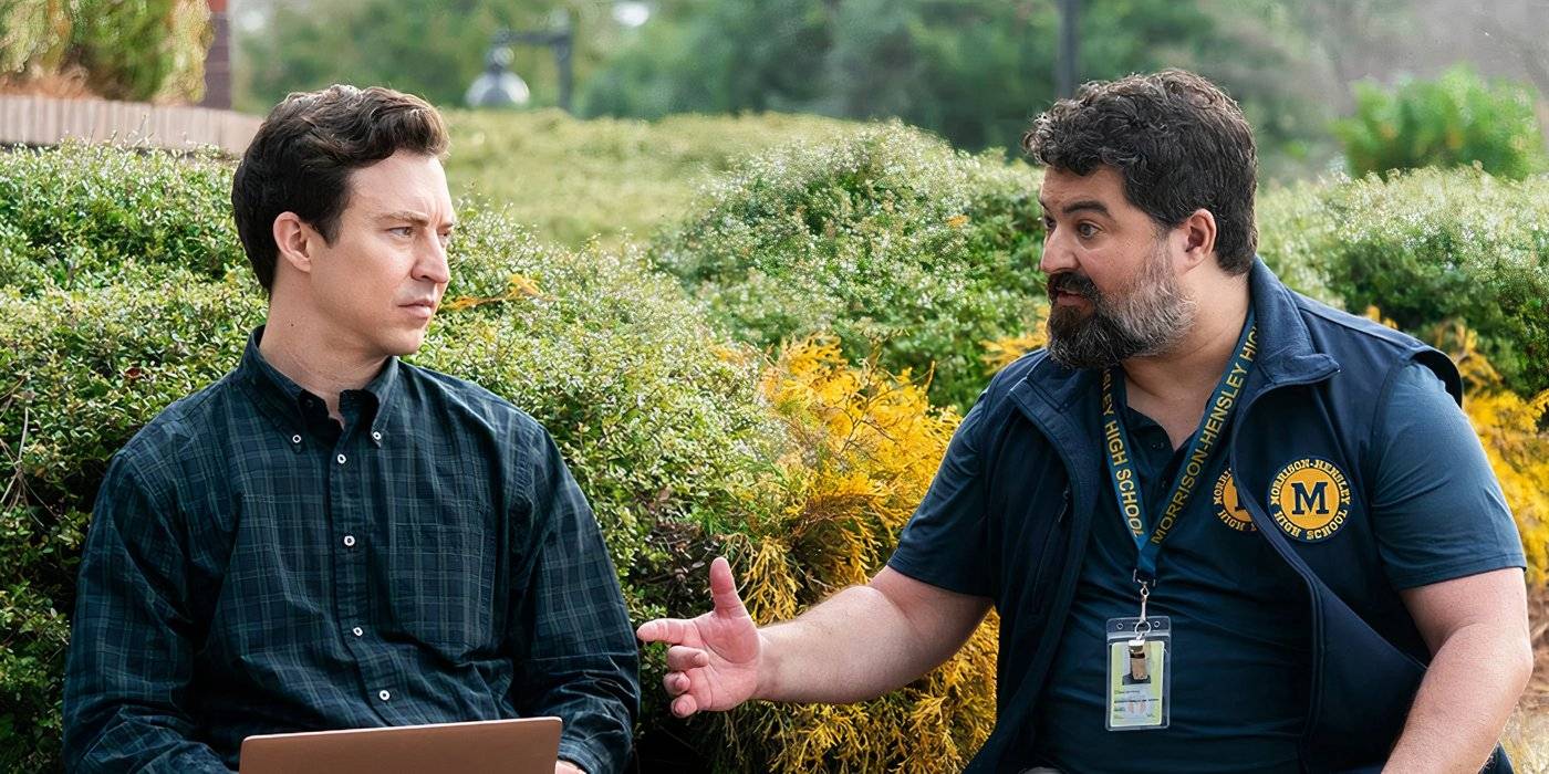 Марки объясняет что-то Эвану, сидя на улице в "English Teacher"