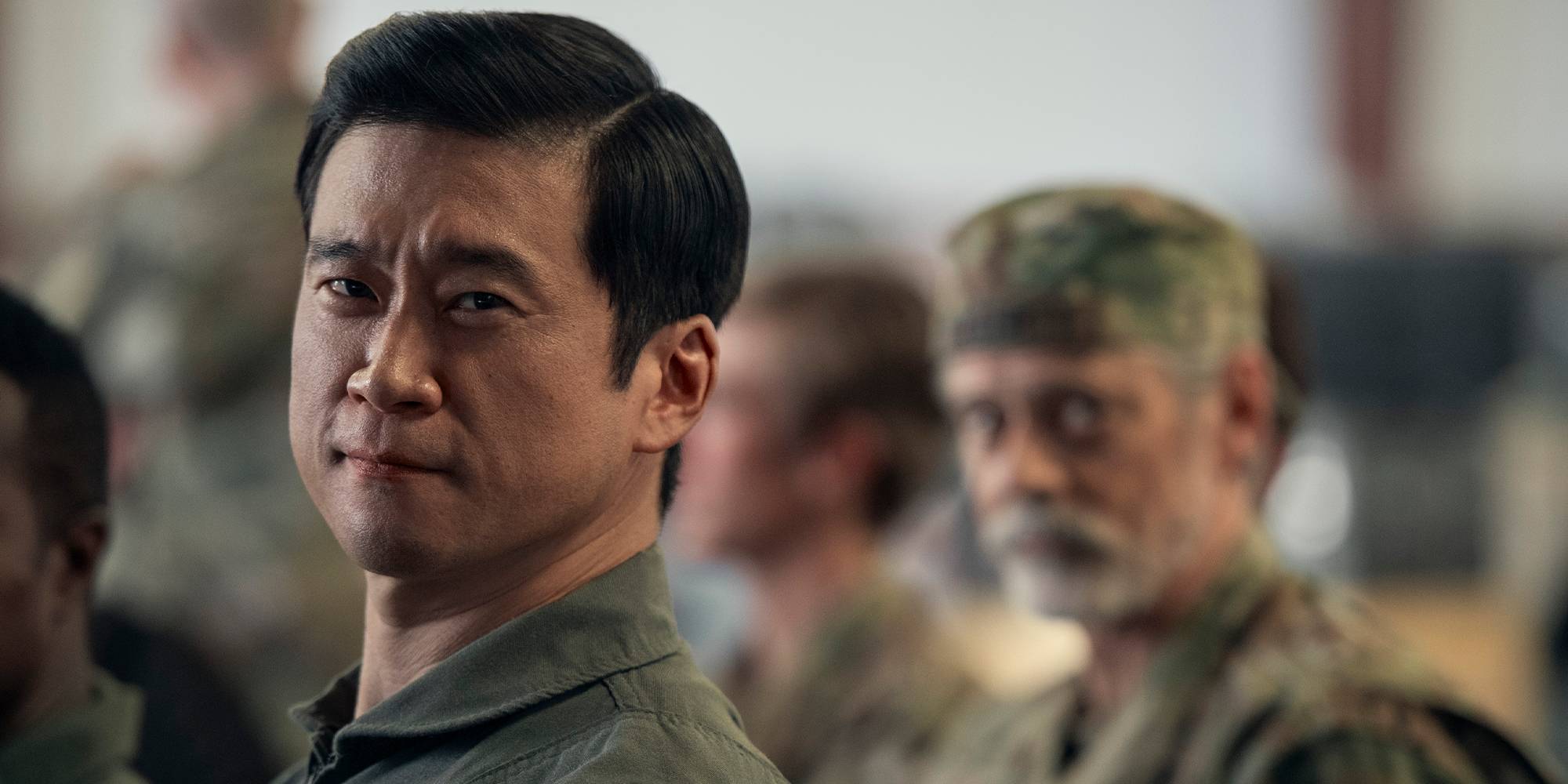 Евгений Ким в роли капитана Пола Янга, осматривающего себя в фильме "Obliterated".