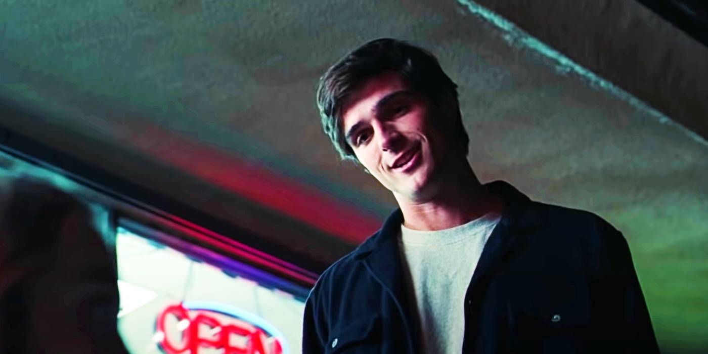 Джейкоб Элорди в роли Нета Джейкоба, улыбающийся кому-то ниже в Euphoria, сезон 2