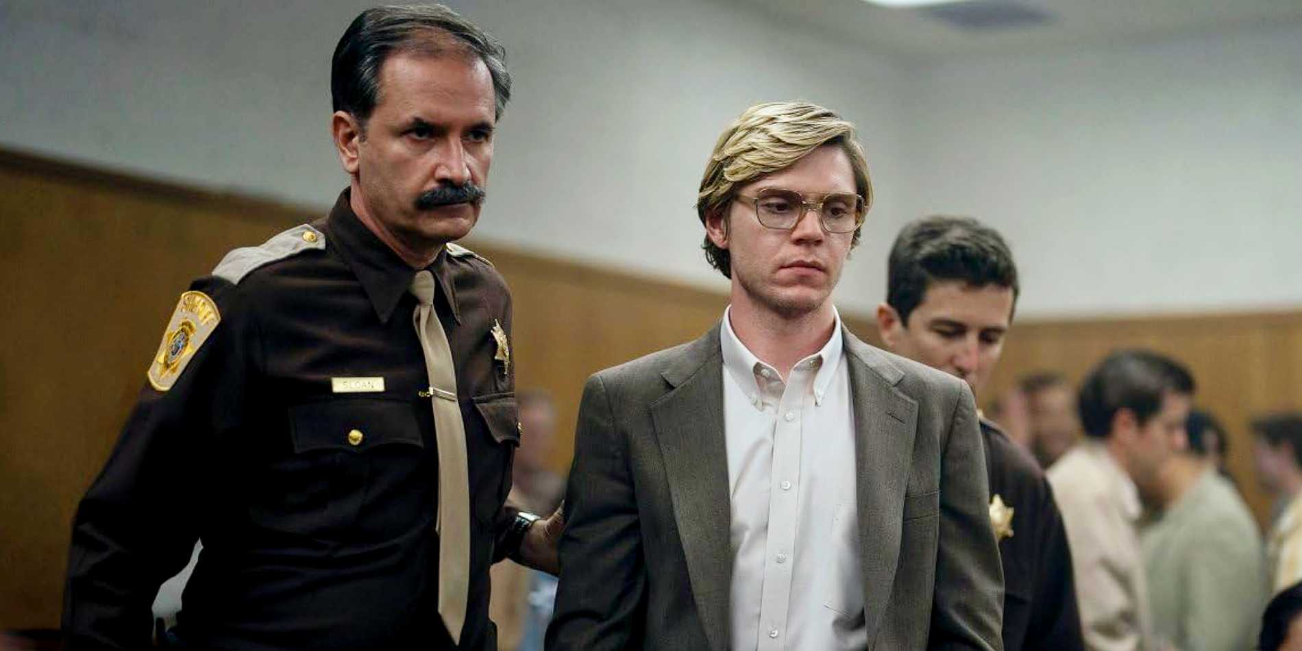 Эван Петерс в роли Джеффри Дамера в первом сезоне Monster