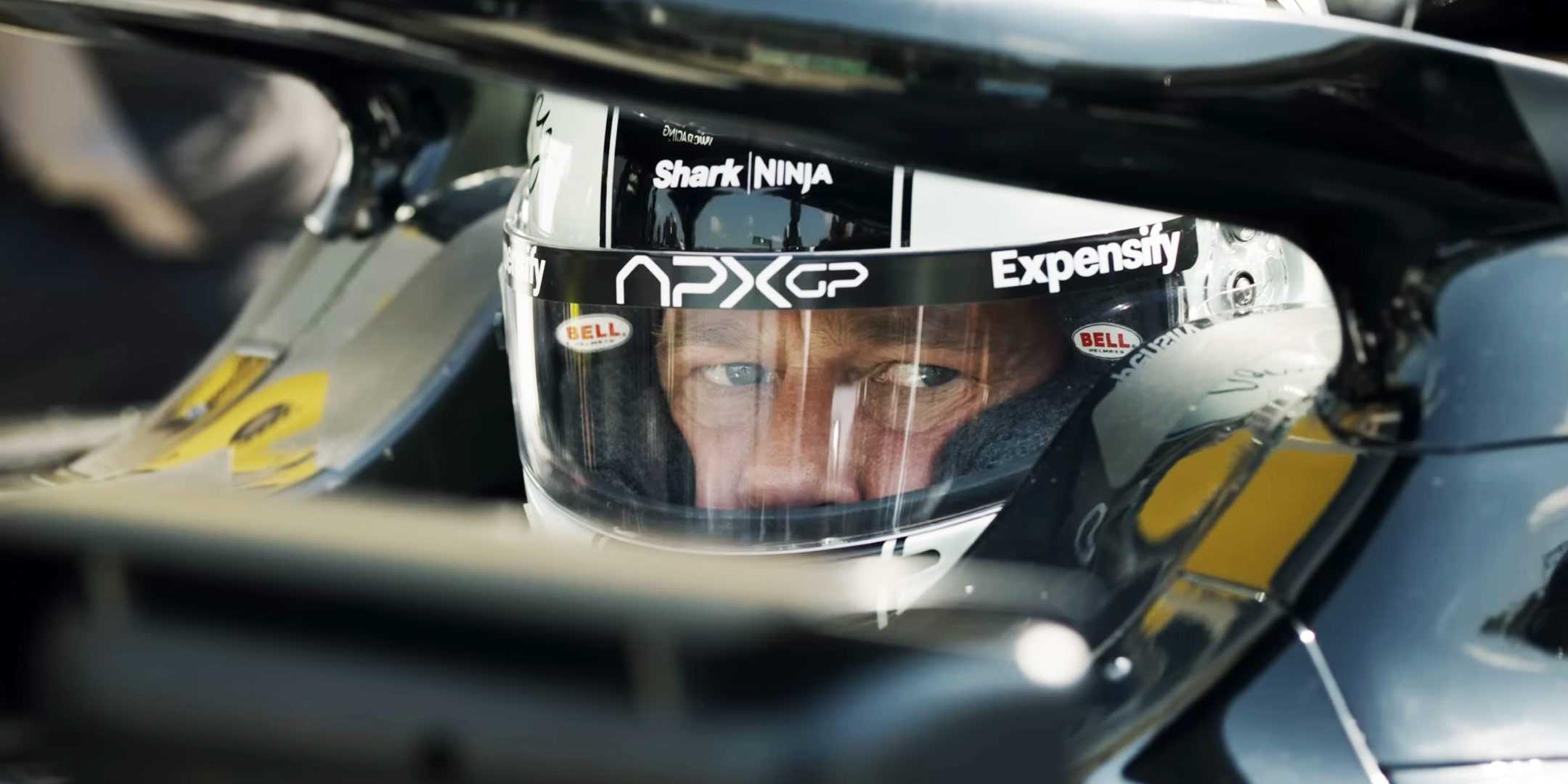Брэд Пит в роли Сони Хейза за рулем болида F1 в фильме "Формула-1: Фильм