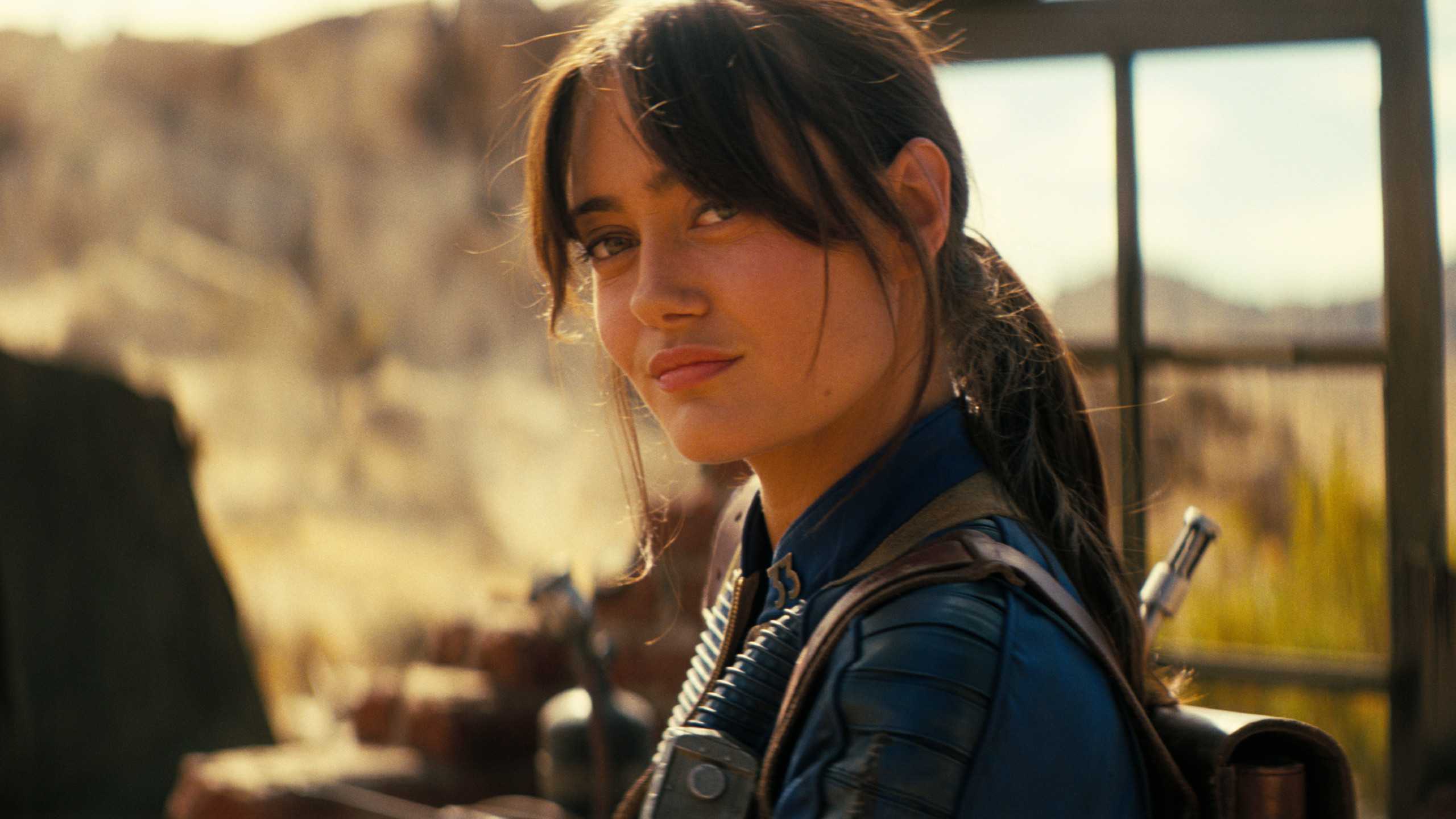 Кадр из "Fallout" с Эллой Пернелл, смотрящей назад.