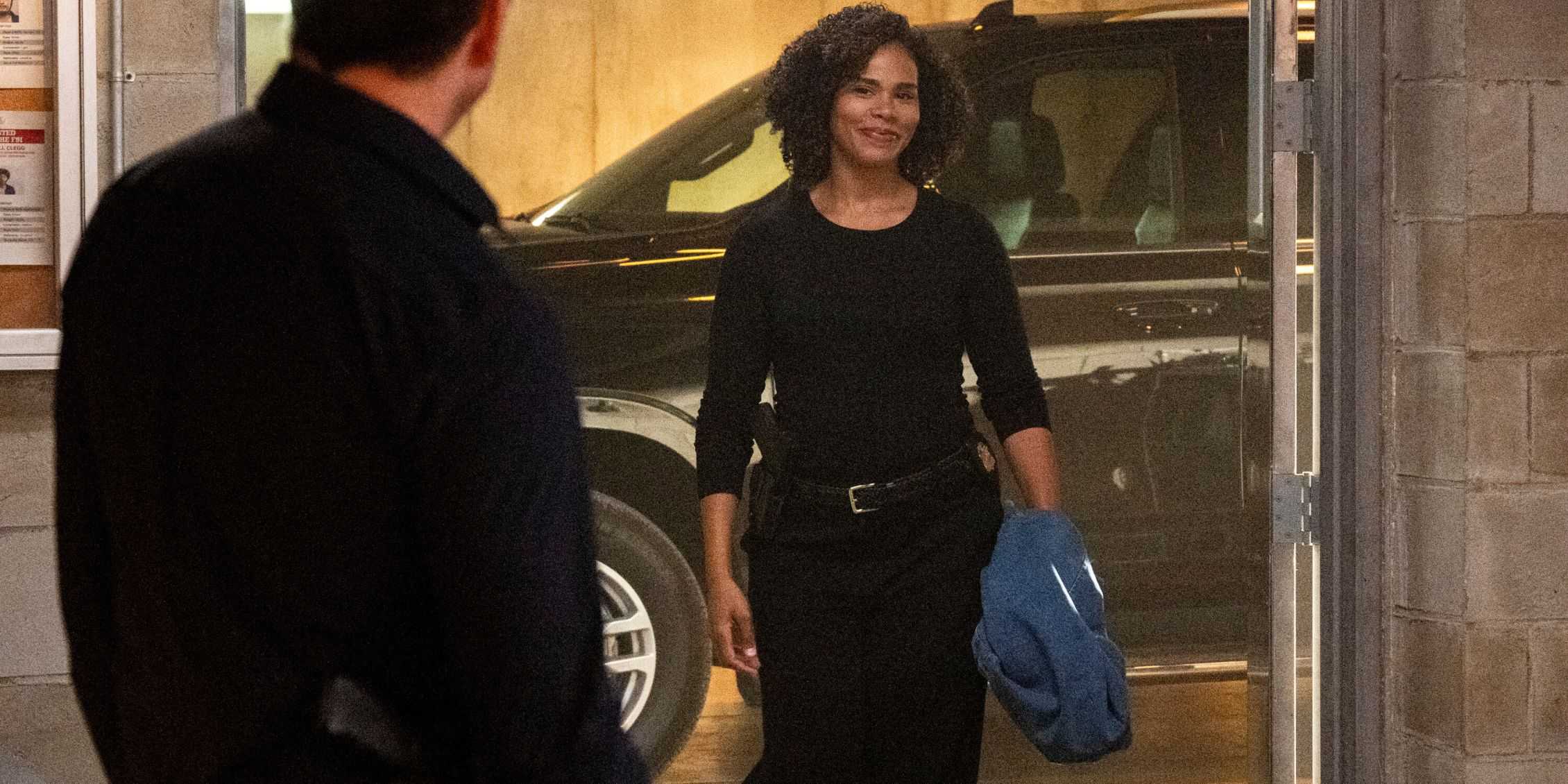 Барнс улыбается, когда подходит к Реми в "FBI: Most Wanted"