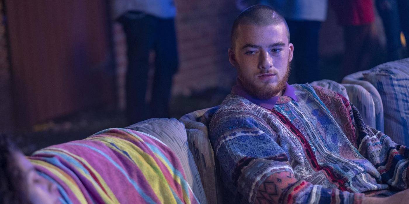 Фезко на диване в "Эйфории"