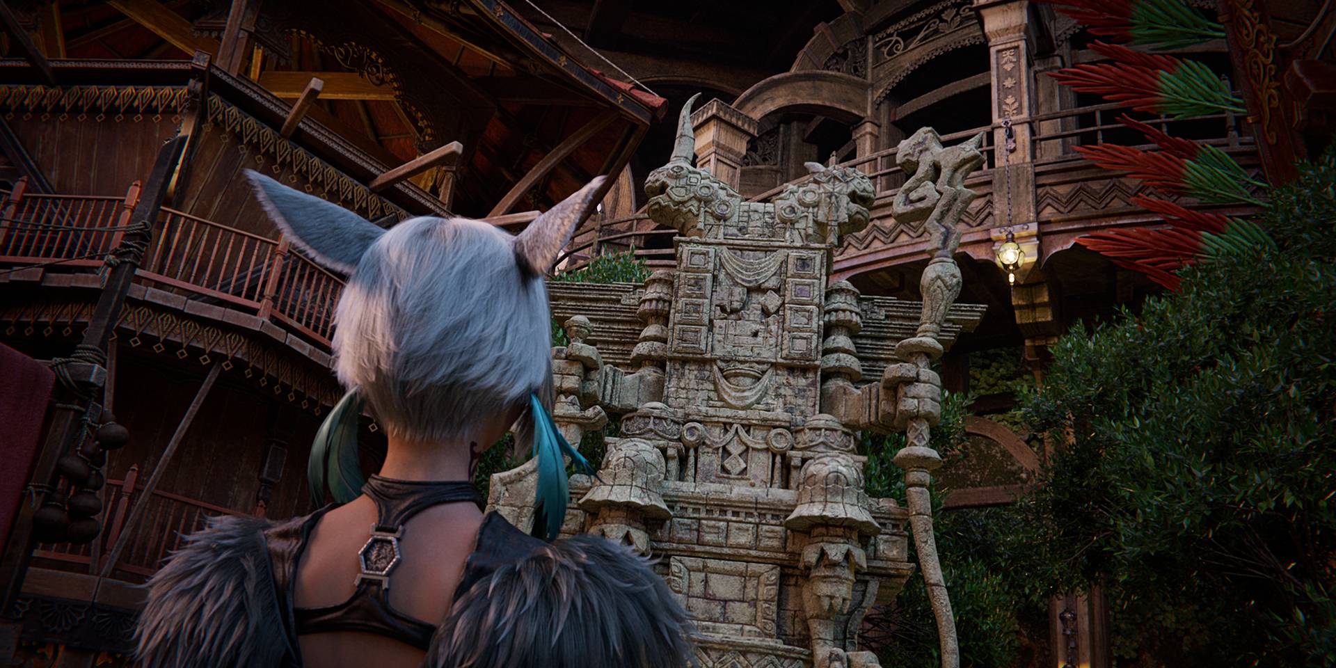 Й'Штола, женщина с серыми волосами и ушами кошки, стоит спиной к камере, глядя на каменный тотем.