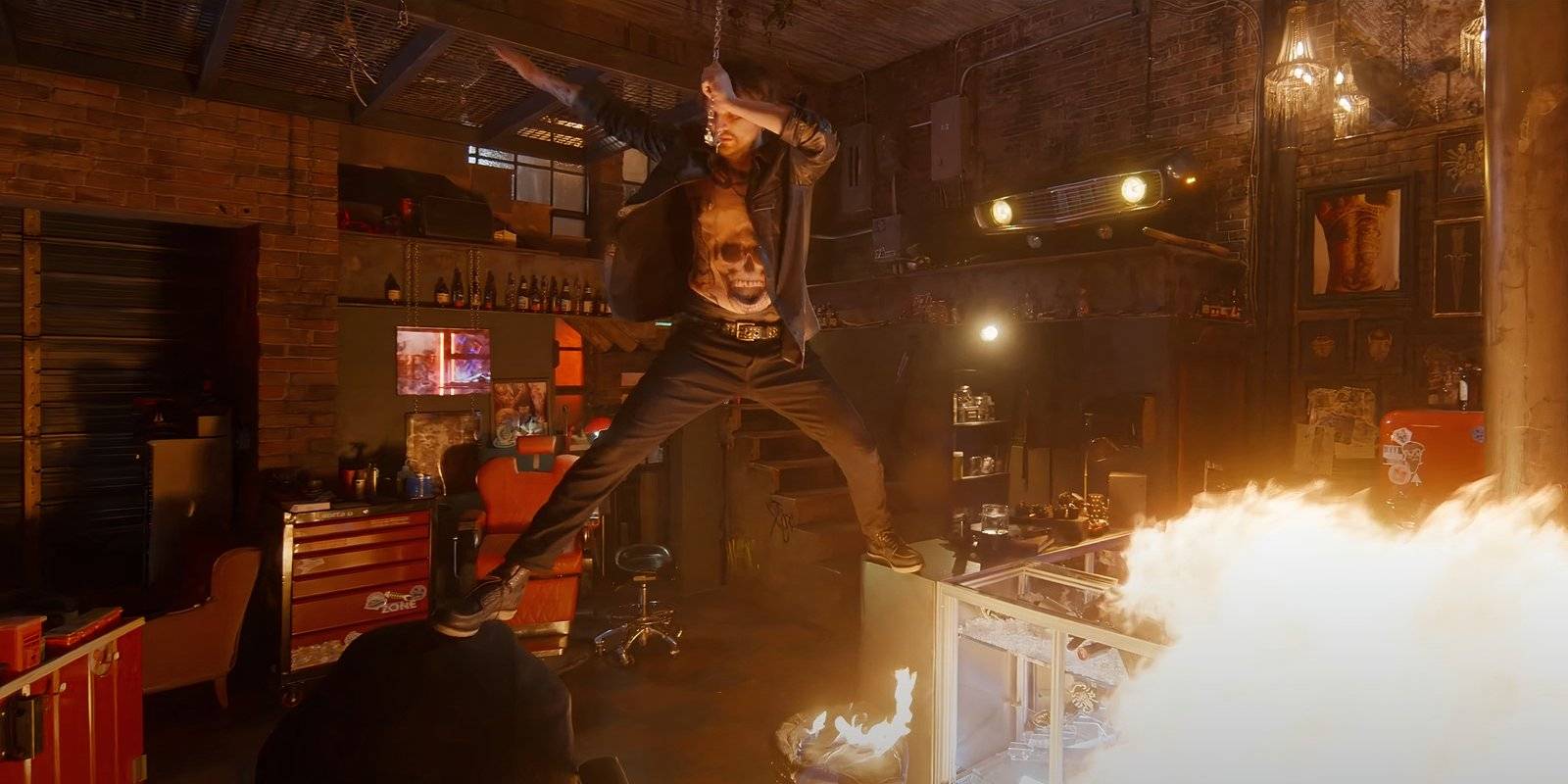 Ричард Гармон в роли Эрика балансирует между столешницей и стулом, чтобы избежать огненного пола, с цепью, прикрепленной к его норковой кольце, в фильме "Final Destination: Bloodlines"