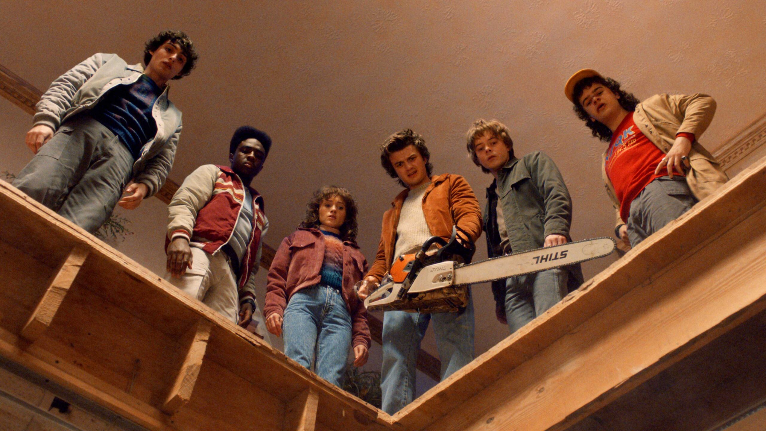 Финн Вулфхард в роли Майка Уилкерсона, Келеб МакЛаукла в роли Лукаса Синкла, Натали Дьер в роли Нэнси Уилкерсон, Джо Кири в роли Стива Харрингтона, Чарли Хиттон в роли Джонатана Байерса и Гатен Матаразо в роли Дастина Хендерсона в "Stranger Things"