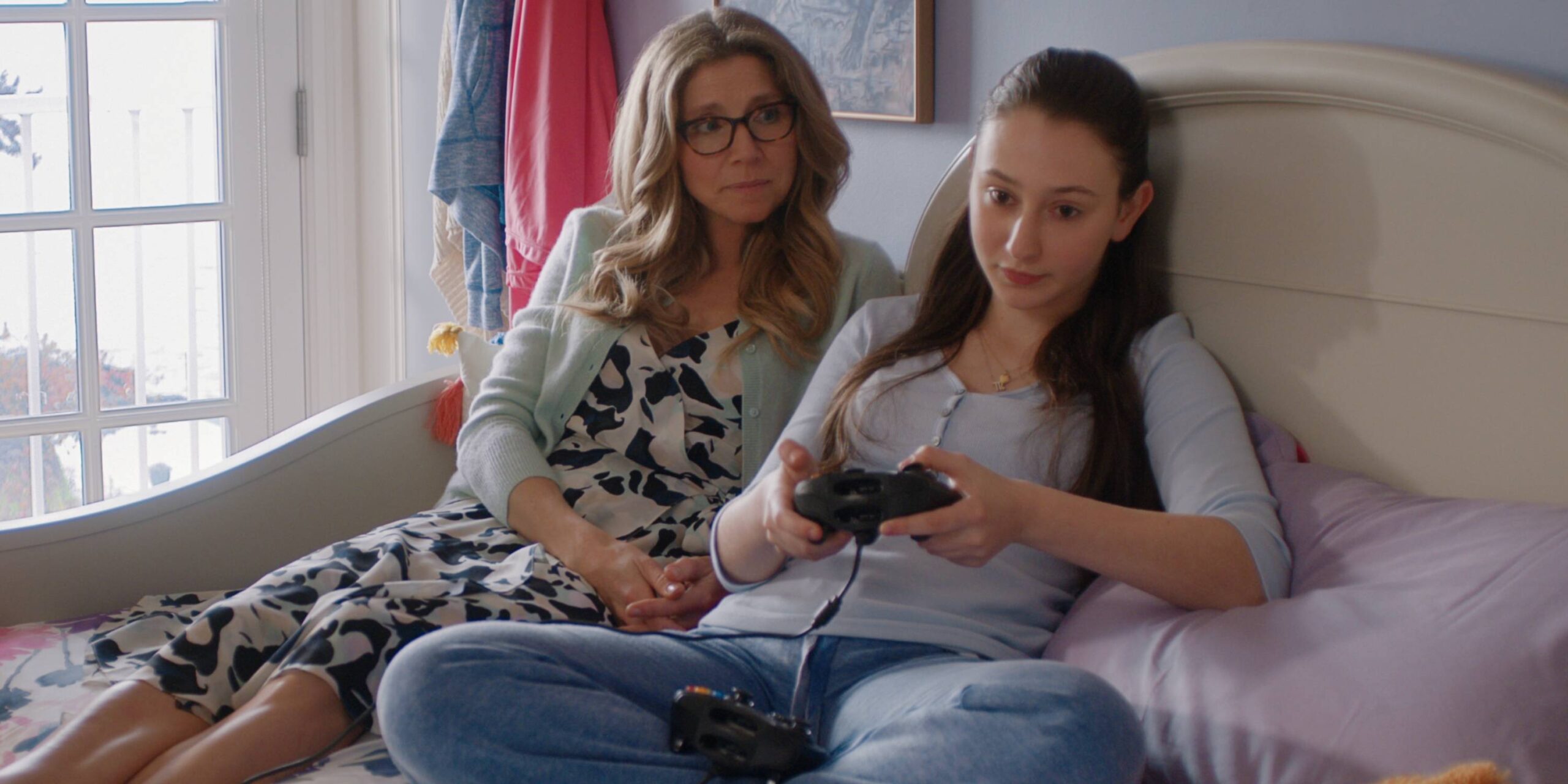 Сара Чалк и Яэль Юрман в Firefly Lane на Netflix