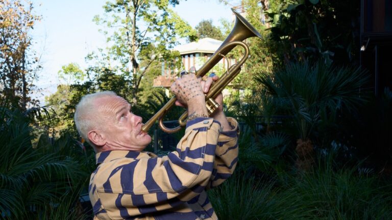 Басист Red Hot Chili Peppers выпустил необычное исполнение кавера Frank Ocean