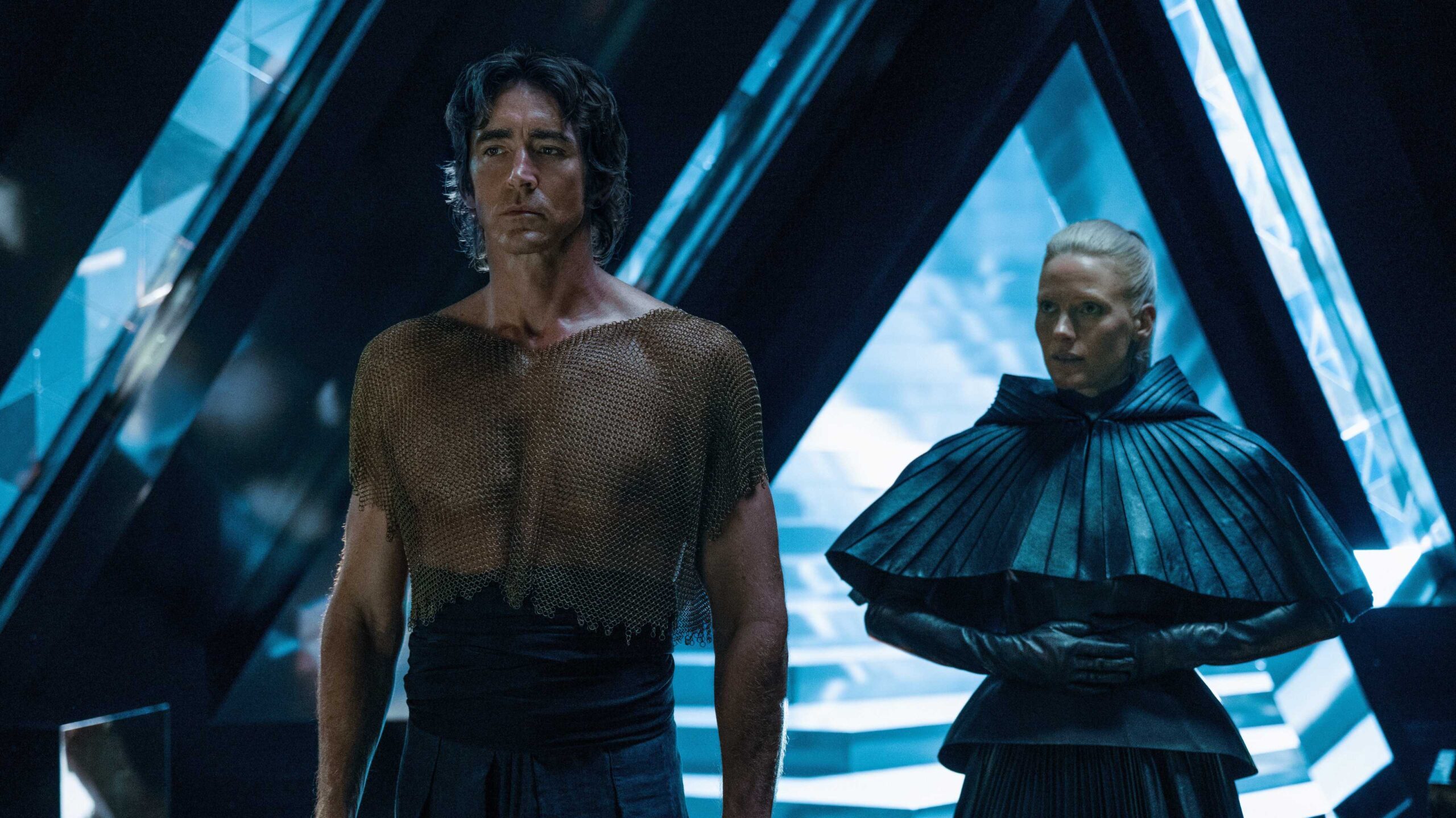 Ли Пейс и Лора Берн, стоящие в светлом коридоре в "Фонде"