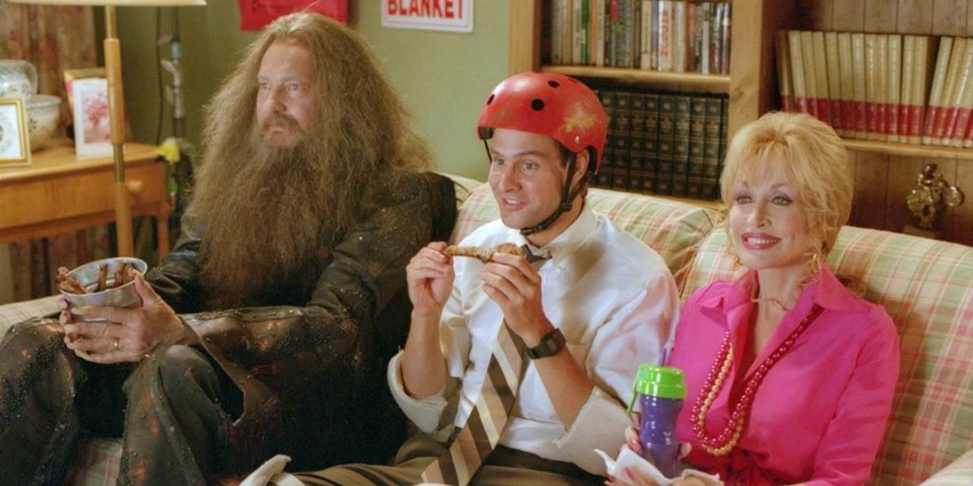 Долли Партон сидит на диване в фильме "Frank McKlusky CI"