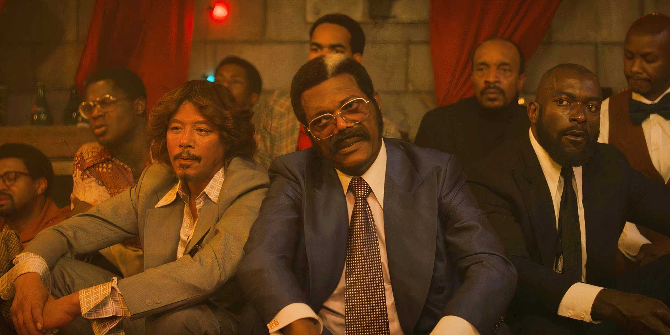 Франк Мотен, Кадиллак Ричи и толпа гостей, сидящих на полу во время Fight Night