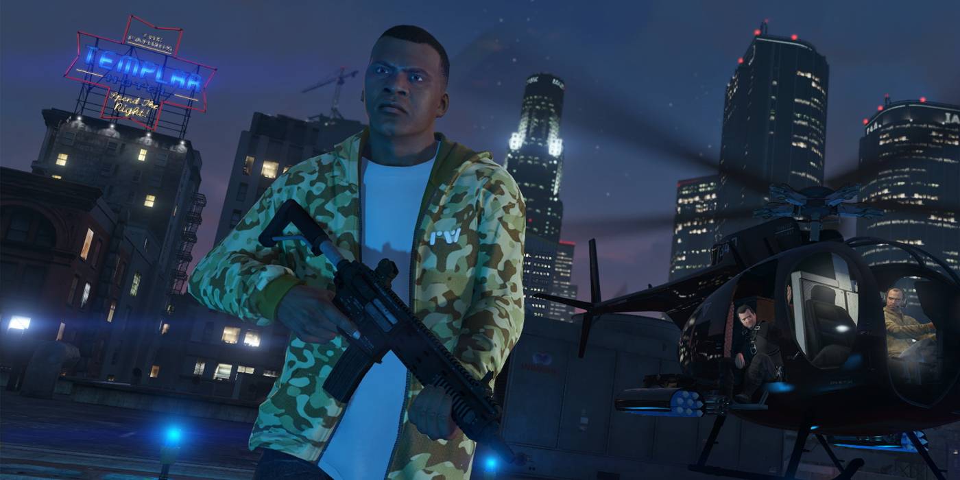 Фрэнк Клинтон из GTA 5 держит автомат и выглядит сердитым, когда вертолет взлетает в ночном небе позади него.
