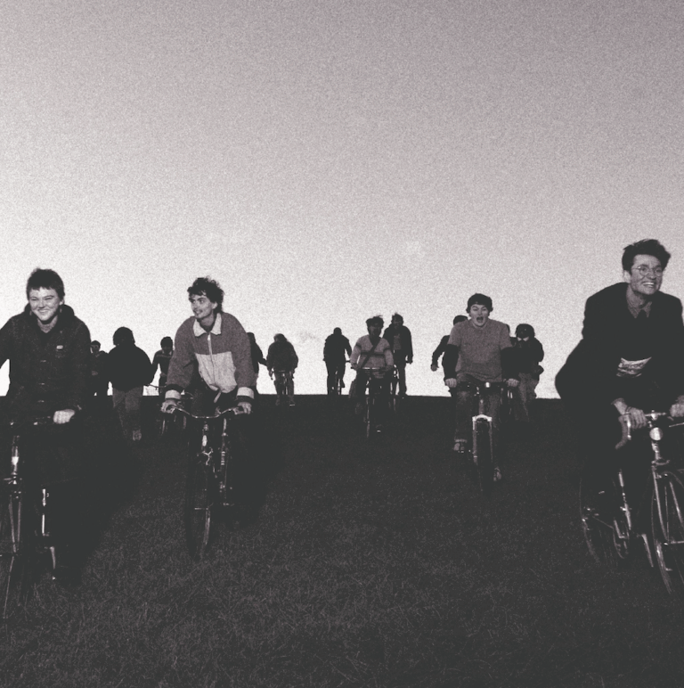 Friko анонсируют второй альбом «Something Worth Waiting For» и выпускают первый сингл «Seven Degrees»