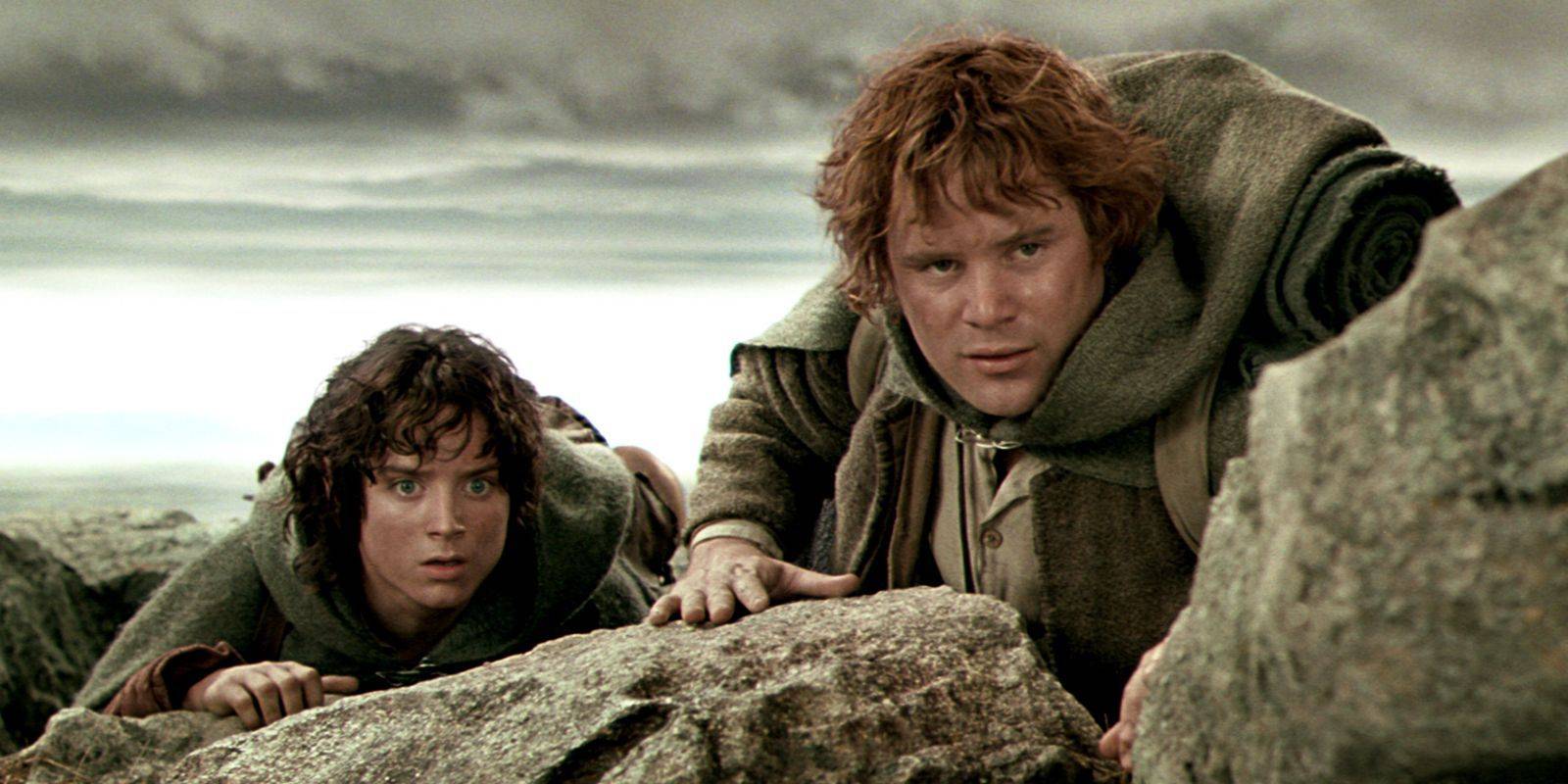 Элайджа Вуд в роли Фродо и Шон Астин в роли Гама смотрят на Черные врата в фильме "Властелин колец: Две башни"