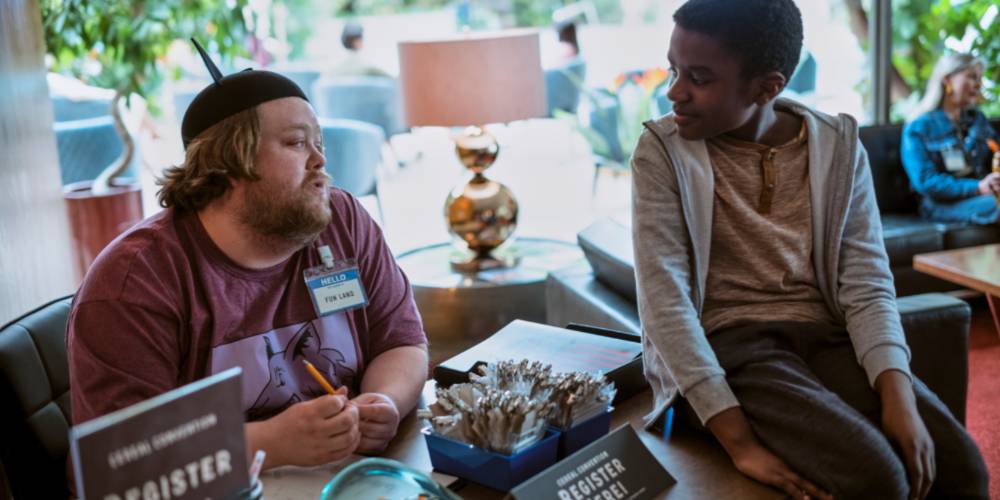 Fun Land флиртует с женщиной в «Сне»